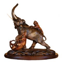 Скульптурная композиция "Слон с тиграми"